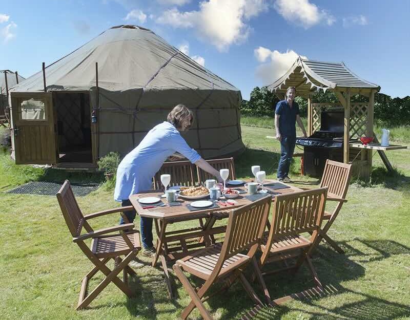 608284bca96141fa5bee2d65_Swallowtails - BBQ preparing W800-cmpr 2